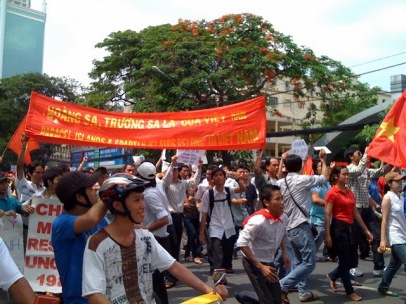 Clip Biểu tình sáng 05/06/2011 phản đối TQ Xâm phạm Biển Đông Việt Nam Btsg2